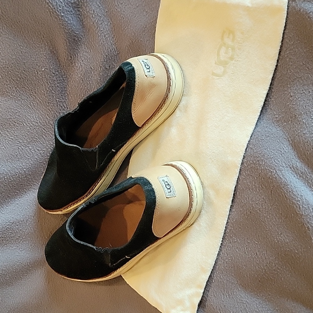 Ugg size 8.5 Loafer shoe in black and tan women's
